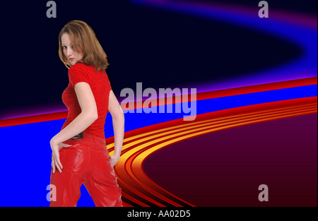 Junges erwachsenes weibliches Model, 21-25 Jahre alt, in rot, vor einer bunten, gewundenen Straße mit leuchtenden roten, gelben und blauen Markierungen. USA Stockfoto