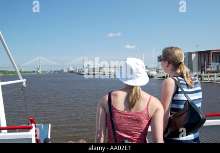 Zwei kaukasische Teenagermädchen (18–21) machen eine sonnige Bootsfahrt über den malerischen Savannah River in den USA. Stockfoto