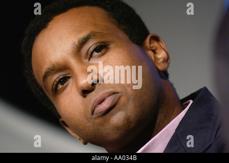 Somalische geboren British broadcast Journalist und Autor Rageh Omaar abgebildet bei Hay Festival 2003 Hay on Wye Powys Wales UK Stockfoto