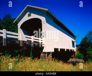 Ernst gedeckte Holzbrücke über den Mohawk River in Lane County Oregon Stockfoto