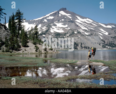 Zwei Wanderer am grünen Seen und South Sister Mountain in Cascade Mountain Range von Central Oregon Stockfoto