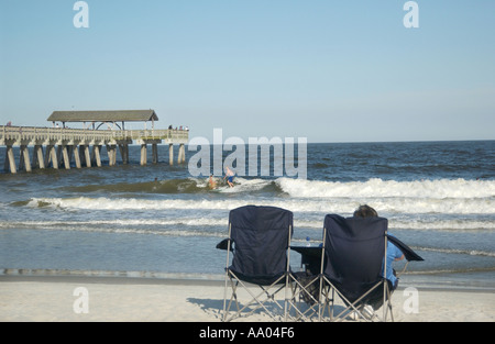 Paar genießt den Blick auf Tybee Island Beach in Savannah Georgia USA Stockfoto