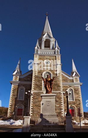 Eine Frontansicht der Kirche im Dorf von Bic in Quebec mit einer großen Statue Christi mit ausgestreckten Armen Stockfoto