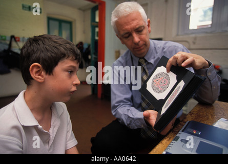 Schülerinnen und Schüler, die EDV-gestützten Sehtest, London, UK. Stockfoto