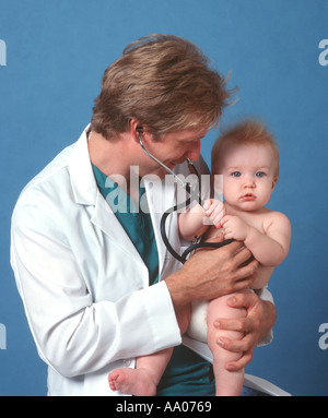 Arzt mit Babymädchen spielen mit Stethoskop in Klinik Stockfoto