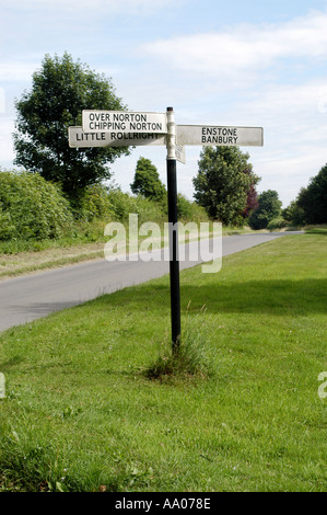 Alten Wegweiser veröffentlichen, noch gebräuchlich in das 21. Jahrhundert im ländlichen Oxfordshire Stockfoto