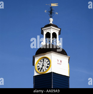 Viktorianische Clock Tower und Wetterfahne in Coggeshall Essex England gegen einen tiefblauen Himmel-Schriftzug auf der Seite liest VR 1887 Stockfoto