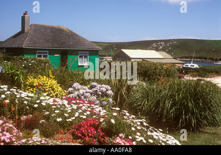 Haus und Garten auf der Insel Bryher Isles of Scilly Cornwall Großbritannien Stockfoto