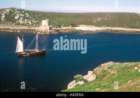 Blick von Bryher der Schoner in Tresco Kanal, auf der Suche nach Tresco Insel & Cromwell Schloss, Isles of Scilly, Cornwall, UK Stockfoto