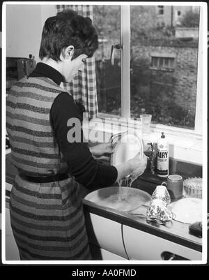 Abwaschen der 1960er Jahre Stockfoto