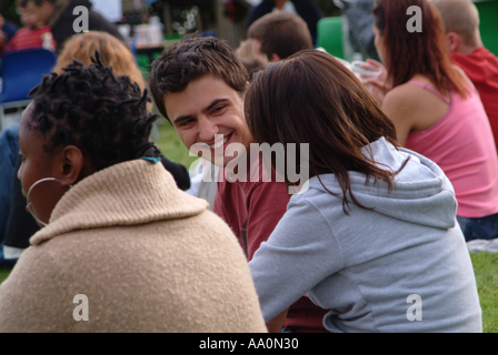Junge Menschen sitzen und miteinander reden, auf einem festival Stockfoto