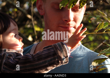 Nahaufnahme von Vater und Kind betrachten Herbstlaub Stockfoto