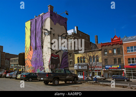 Eine bunt bemalte Wandbild umfasst die Seite eines Gebäudes auf der Rue St. Catherine in Montreal Quebec Kanada Stockfoto