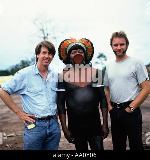 Pavuru Dorf, Brasilien. Sting mit Larry Cox und Chief Raoni von der Megranoti-Kayapo; Xingu Terra Indígena, November 1990. Stockfoto