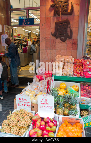 Lebensmittelgeschäft-Shop mit chinesisches Essen in Gerrard St Street Chinatown London England Stockfoto