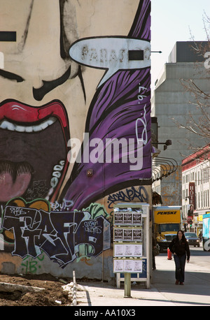 Eine bunt bemalte Wandbild umfasst die Seite eines Gebäudes auf Rue St-Denis in Montreal Quebec Kanada Stockfoto