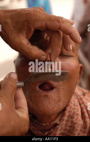Ein uigurischer Mann rasiert sich in der chinesischen Provinz Kashgar Xinjiang Stockfoto