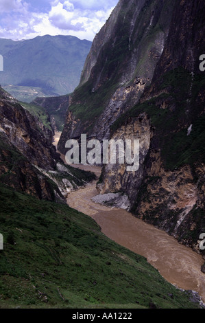 Die Yangzi-Fluss durchquert Tigersprung-Schlucht in der Provinz Yunnan China Stockfoto