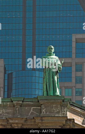 Religiöse Statuen an der Kathedrale Mary Queen of World Kontrast mit der ultra moderne Wolkenkratzer Stockfoto