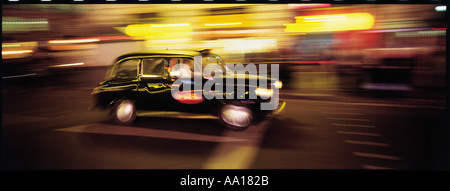 Taxi in London bei Nacht UK Stockfoto