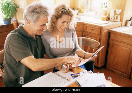 Paar mit Laptop und Unterlagen Stockfoto