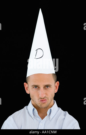 Mann trägt eine Dunce cap Stockfoto