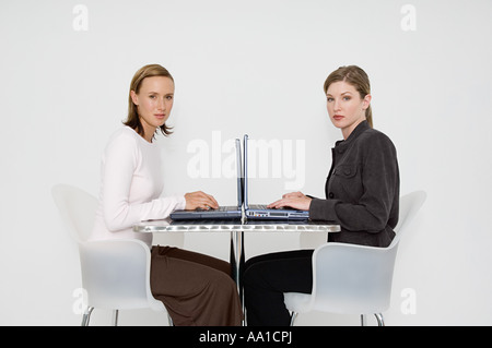 Zwei Frauen, die mit laptops Stockfoto