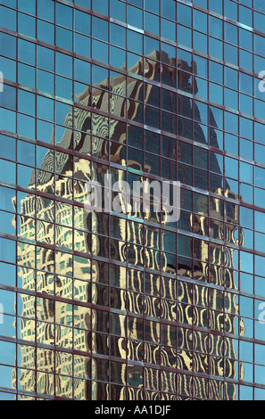 Der Wolkenkratzer 1000 wider De La Gauchetiere in der Glaswand eines modernen Gebäudes in Montreal Quebec Kanada Stockfoto
