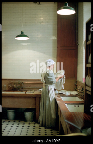 Kitchenmaid In Küche Stockfoto