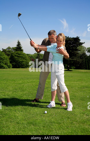 Mann gibt eine Instruktion nicht zu ernst Golfunterricht Stockfoto