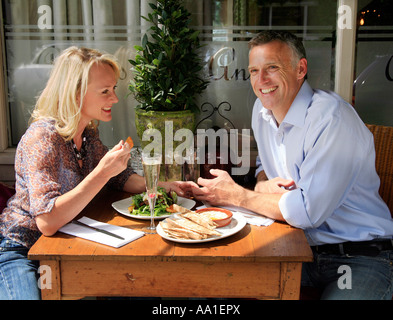 Paar sitzt vor dem Mittagessen in einem kleinen Restaurant Stockfoto