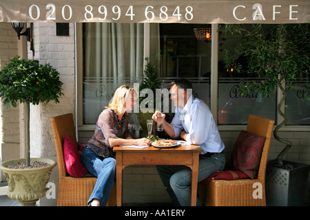 Paar sitzt vor dem Mittagessen in einem kleinen Restaurant Stockfoto