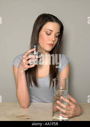 Junge Frau mit Wasser Stockfoto