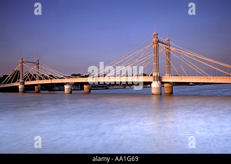 Die Albert Bridge über die Themse in London in der Abenddämmerung. Stockfoto