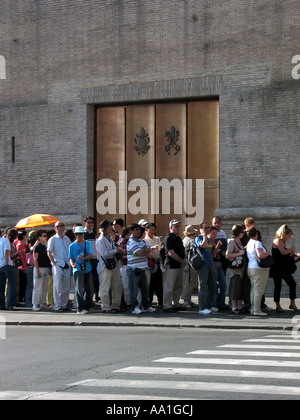 Schlange stehen für das Vatikanische Museum Vatikan Rom Italien Stockfoto