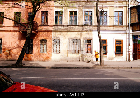 Odessa, Ukraine, Frau Bürgersteig fegen Stockfoto