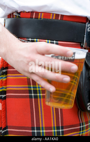 SCHOTTE HÄLT EINEN PINT BIER Stockfoto