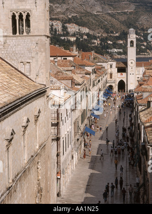 Dubrovnik, Süd-Dalmatien, Kroatien. Stradun oder Placa, - die Hauptstraße von Stadtmauern gesehen Stockfoto