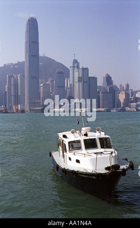Boot Kreuzung Bay in Hongkong Stockfoto