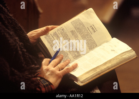 Frau, die Bibel in der Kirche hält und aus dem alten Testament das "Buch des Amos" liest. Kirche St. Nicolas Ashill Norfolk. England 1996 1990er Jahre Großbritannien Stockfoto