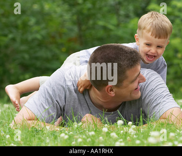 Vater und Sohn im freien Stockfoto