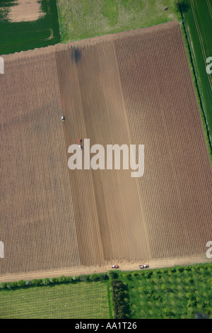 Luftaufnahme des Tracors pflügen ein Feld in der Nähe von Hereford in Herefordshire UK Mai 2005 Stockfoto