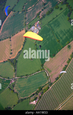 Gleitschirmflieger über Felder an Herefordshire Worcestershire Grenze Stockfoto