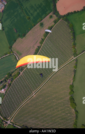 Gleitschirm über Felder an Herefordshire Worcestershire Grenze Stockfoto