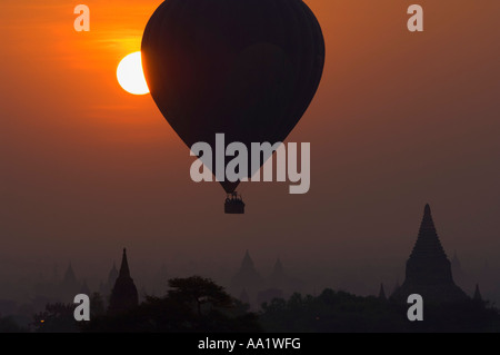 Heißluftballon über Bagan, Myanmar Stockfoto