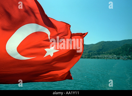 Flagge der Türkei mit türkischen Küste im Hintergrund Stockfoto