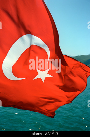 Flagge der Türkei mit türkischen Küste im Hintergrund Stockfoto