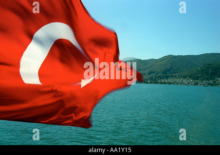 Flagge der Türkei mit türkischen Küste im Hintergrund Stockfoto