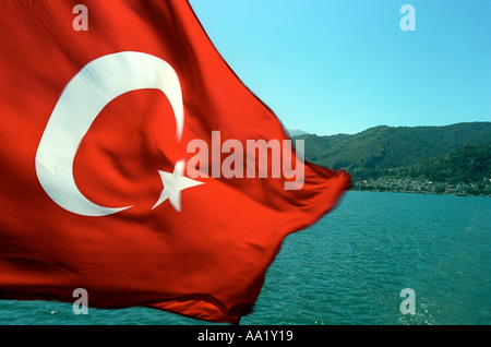 Flagge der Türkei mit türkischen Küste im Hintergrund Stockfoto