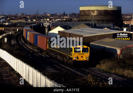 Güterzug aus dem Hafen Felixstowe, durchzogen von Ipswich, Suffolk, UK. Stockfoto